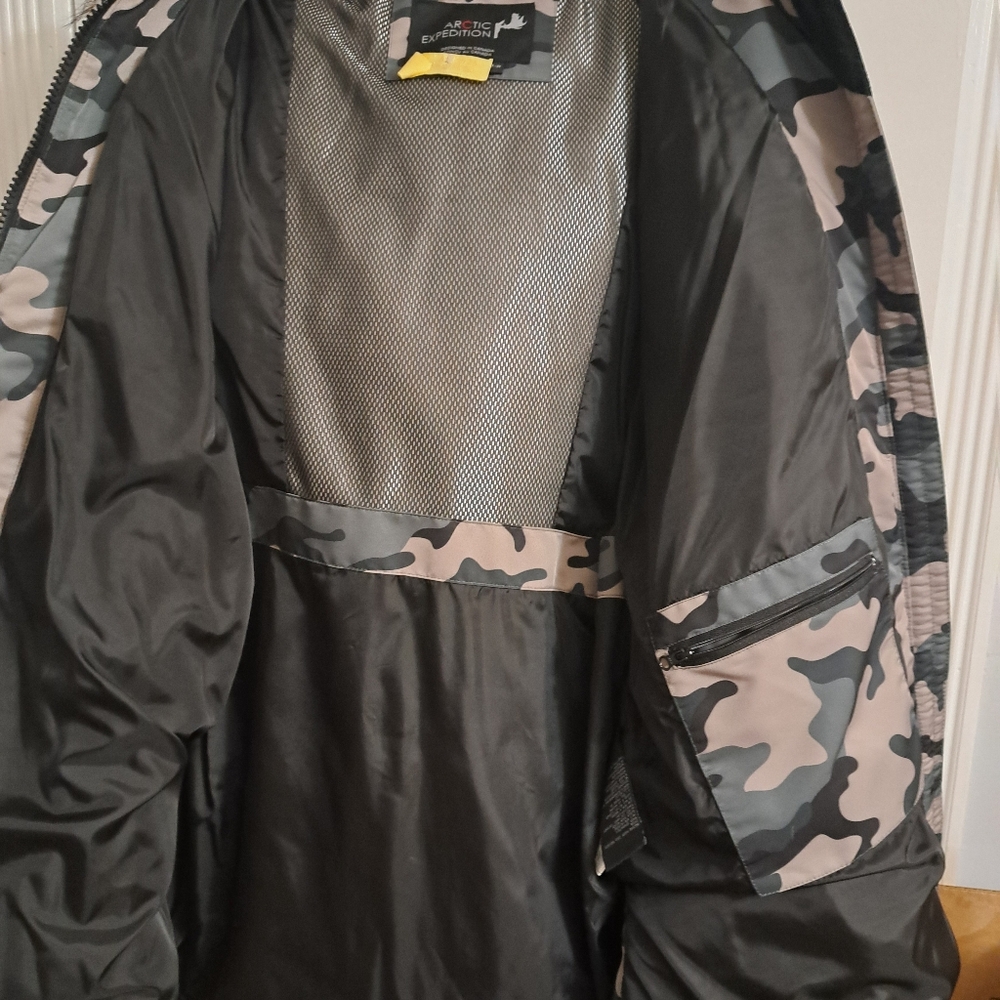 Pre owned Artic Expedition ladies size L coat. Camo